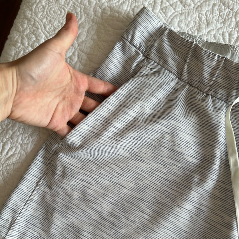 Lululemon On the Fly Short 2.5” Luxtreme We Are From Space Ice Grey Alpine White - Picture 3 of 5